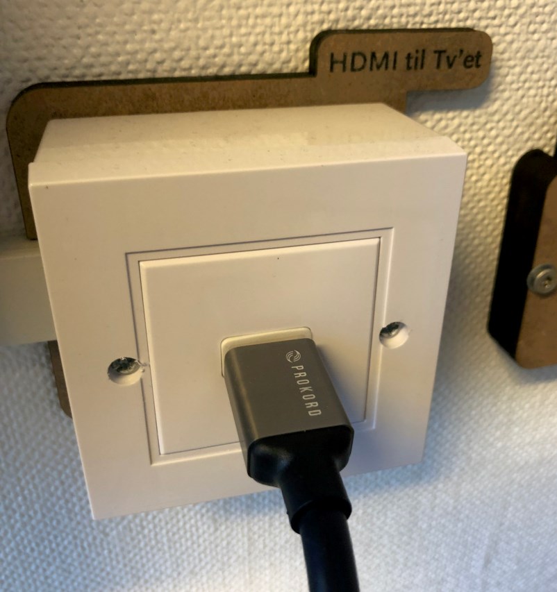 Vægstik til HDMI-kabel